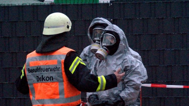 Ein Paar hat nach einem Einzug in ein Reihenhaus in Bremen zwei Fässer hochgiftiges Natriumcyanid im Keller gefunden. Die Feuerwehr musste die Fässer bergen.
