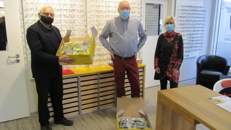 200 nagelneue Brillen übergab Matthias Kenning (Bildmitte) an Bernhard Rickermann. Die Brillenfassungen hat Kenning gemeinsam mit seiner Mitarbeiterin Monja Rawe (rechts) mit neuen Gläsern versehen.