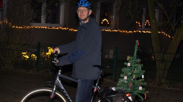 Heiko Schmiemann hat einen kleinen Weihnachtsbaum auf seinem Fahrrad installiert.