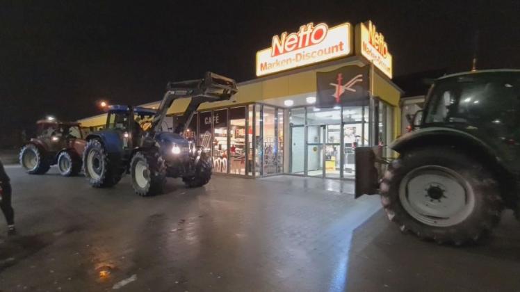 „Hingabe und Verantwortung“ – so stand es auf einem Transparent – demonstrierten am Dienstag mehrere Landwirte mit ihren Traktoren vor Supermärkten in Wildeshausen.