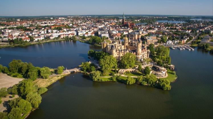 Der Verein Pro Schwerin regte 2009 an, dass sich Schwerin mit dem Schlossensemble für die Welterbeliste der Unesco bewirbt.