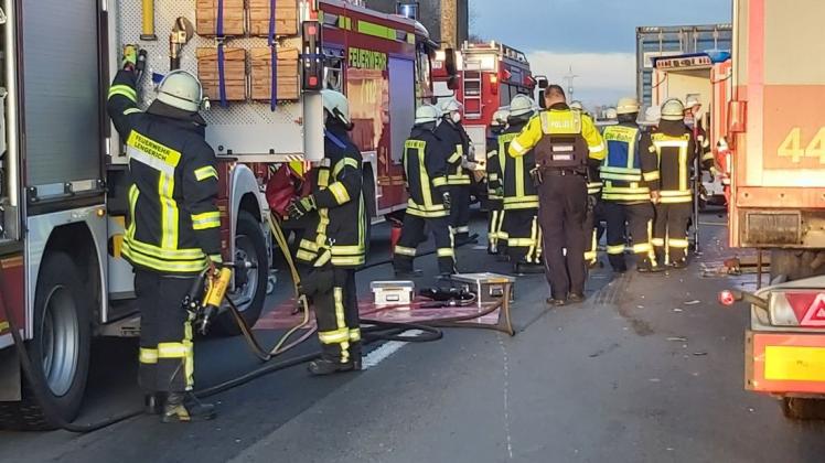 Bei einem Auffahrunfall auf der A1 zwischen Lengerich und Lotte ist ein Lkw-Fahrer am Mittwochnachmittag schwer verletzt worden.