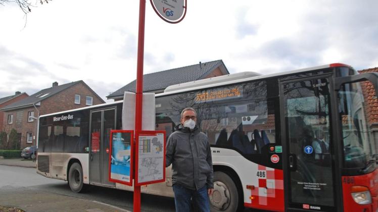 Uwe Schmidt würde gerade im Winter gerne mit dem Bus zur Arbeit fahren. Aber der kommt zu früh, zu voll oder zu spät.
Fotos. Andreas Wenk Uwe Schmidt würde gerade im Winter gerne mit dem Bus zur Arbeit fahren. Aber der kommt zu früh, zu voll oder zu spät.
Fotos. Andreas Wenk
