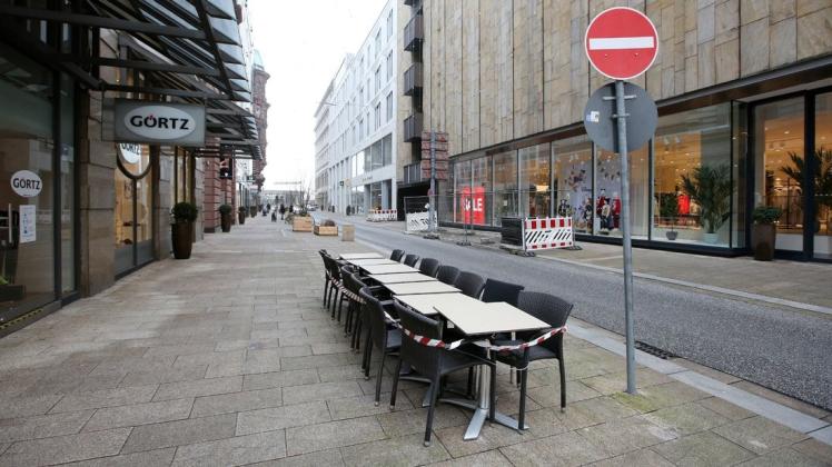 Erneuter Lockdown in Deutschland: Leere Tische, Stühle und Straßen prägend das Bild in den Innenstädten wie hier in Hamburg.