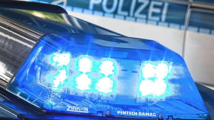 Eine Frau ist in Bremen von einem Unbekannten angegriffen worden. Die Polizei sucht nun nach Zeugen der Tat in einer Straßenbahn. (Symbolfoto)