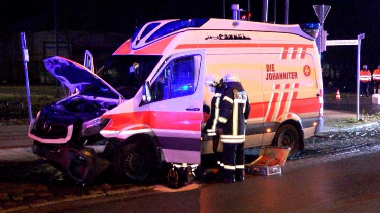 Bei einem Unfall mit einem Krankentransportwagen sind am Mittwochabend zwei Personen in Bremen verletzt worden.