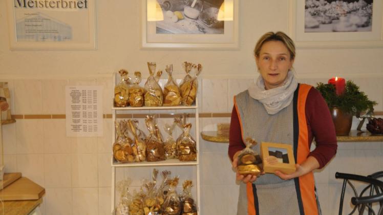 Bäckermeisterin Sandra Schultz präsentiert die Vielfalt ihrer Weihnachtsbäckerei. In der Hand hält sie die beliebten Dominosteine.