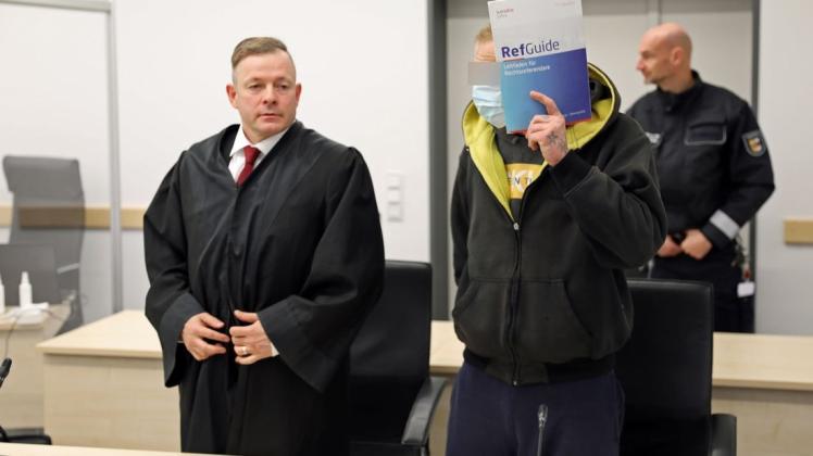 Vor der 3. Strafkammer begann am Donnerstag die Hauptverhandlung gegen den 27-jährigen Michael H. wegen versuchten Totschlags in Tateinheit mit gefährlicher Körperverletzung. Vor der 3. Strafkammer begann am Donnerstag die Hauptverhandlung gegen den 27-jährigen Michael H. wegen versuchten Totschlags in Tateinheit mit gefährlicher Körperverletzung.