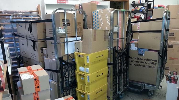 Behälterwagen statt Weihnachtsdeko - ein aktuelles Stimmungsbild aus der Postagentur in Bissendorf. Auch andernorts stapeln sich die Sendungen in diesen Tagen bis unters Dach. Behälterwagen statt Weihnachtsdeko - ein aktuelles Stimmungsbild aus der Postagentur in Bissendorf. Auch andernorts stapeln sich die Sendungen in diesen Tagen bis unters Dach.
