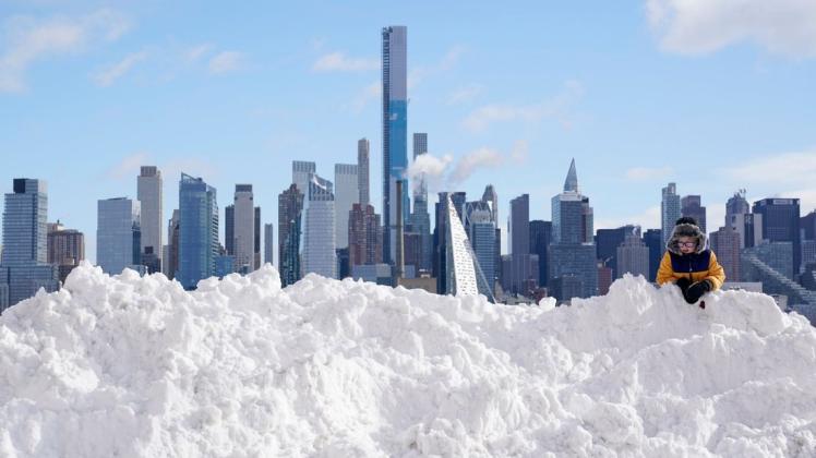 Schneemassen sorgen an der US-Ostküste für Chaos. In New York kam es zu Flug- und Bahnausfällen.