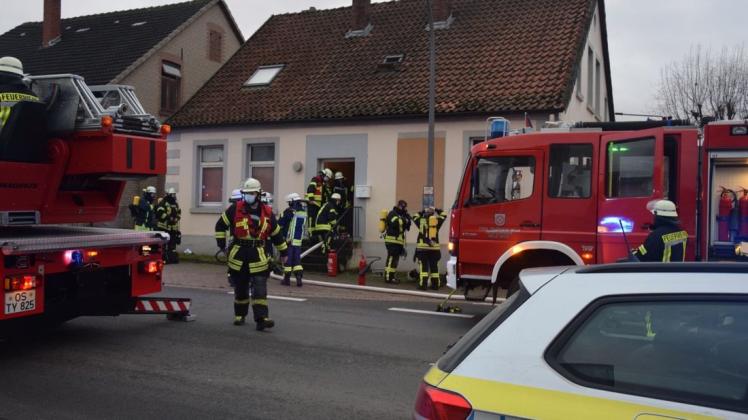 Bei dem Kellerbrand in einer städtischen Unterkunft an der Neuenkirchener Straße waren rund 50 Helfer von Feuerwehr, Polizei und Rettungsdienst im Einsatz. Bei dem Kellerbrand in einer städtischen Unterkunft an der Neuenkirchener Straße waren rund 50 Helfer von Feuerwehr, Polizei und Rettungsdienst im Einsatz.