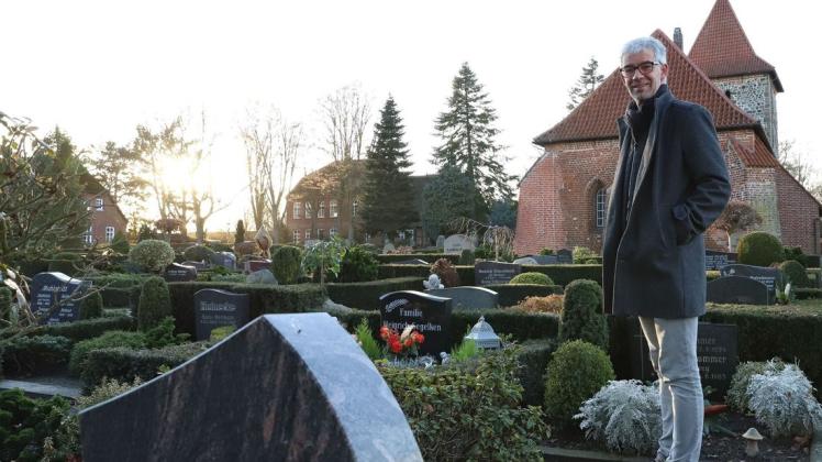 Pastor Stephan Meyer-Schürg ist froh, dass auf dem Friedhof in Hasbergen wieder mehr Menschen Abschied nehmen können. Pastor Stephan Meyer-Schürg ist froh, dass auf dem Friedhof in Hasbergen wieder mehr Menschen Abschied nehmen können.