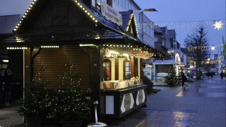 70 Weihnachtsbäume hatte die Leeraner Werbegemeinschaft an den Ständen in der Fußgängerzone aufgestellt (Archivbild). 70 Weihnachtsbäume hatte die Leeraner Werbegemeinschaft an den Ständen in der Fußgängerzone aufgestellt (Archivbild).