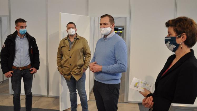 Der Aufbaustab sucht für das Impfzentrum am Flughafen Laage weiteres Fachpersonal. Hier während der Errichtung der Impfkabinen (v. l.): Vom Landkreis Erik Meyer und Impfmanager Roman Stieler, Vize-Landrat und Krisendezernent Stephan Meyer sowie Flughafen-Chefin Dörthe Hausmann. Der Aufbaustab sucht für das Impfzentrum am Flughafen Laage weiteres Fachpersonal. Hier während der Errichtung der Impfkabinen (v. l.): Vom Landkreis Erik Meyer und Impfmanager Roman Stieler, Vize-Landrat und Krisendezernent Stephan Meyer sowie Flughafen-Chefin Dörthe Hausmann.