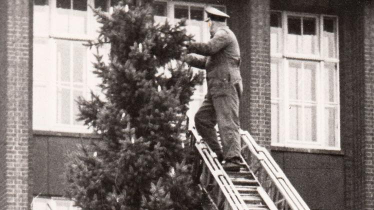 Da war der Weihnachtsbaum in Delmenhorst gerade mal etwas mehr als 100 Jahre fester Bestandteil des Weihnachtsfests: 1967 wird in luftiger Höhe Hand angelegt beim Aufstellen des großen Weihnachtsbaums vor dem Rathaus.