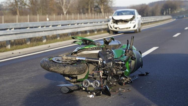 Die zerstörte Kawasaki nach dem Unfall auf der Belmer Umgehungsstraße. Ein Rettungswagen brachte den Fahrer in ein Krankenhaus.