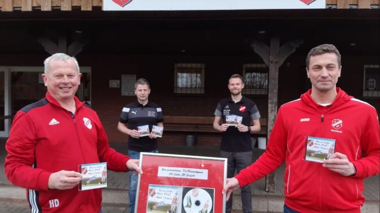 Sie übergaben die CD mit der Vereinshymne des SV Grafeld an Hans Dreesmann und André Schaap: Ralf Stolte und Sebastian Behner (hinten, von links). Sie übergaben die CD mit der Vereinshymne des SV Grafeld an Hans Dreesmann und André Schaap: Ralf Stolte und Sebastian Behner (hinten, von links).