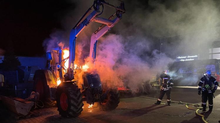 Aus bislang unbekannter Ursache geriet am Sonntagabend in Neuenkirchen auf dem Gelände eines Fahrzeughandels ein Traktor in Brand. Aus bislang unbekannter Ursache geriet am Sonntagabend in Neuenkirchen auf dem Gelände eines Fahrzeughandels ein Traktor in Brand.