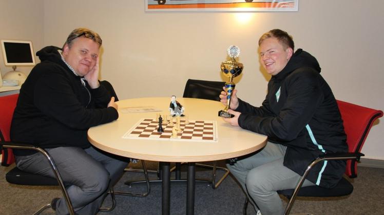 Große Freude über eine Deutsche Meisterschaft: Stefan Nolting, Leiter des Willms-Gymnasiums in Delmenhorst, gratulierte Jonas Sinnhöfer, dem Kapitän der Schachmannschaft, die ein Online-Turnier gewonnen hat.
