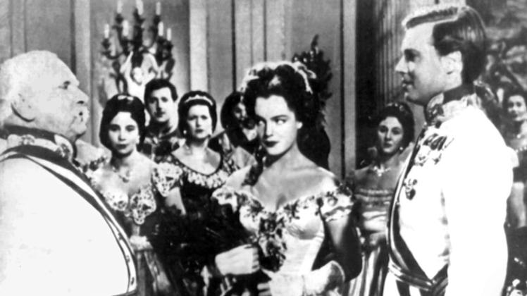 Romy Schneider als Kaiserin Sisi (M.) und Karlheinz Böhm als Kaiser Franz-Josef (r.) schrieben mit der Film-Trilogie Geschichte.