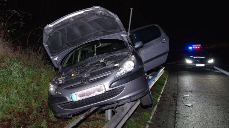 Einen Alkoholwert von fast drei Promille hat die Polizei nach einem Unfall auf der A28-Abfahrt in Adelheide bei einem Autofahrer gemessen.