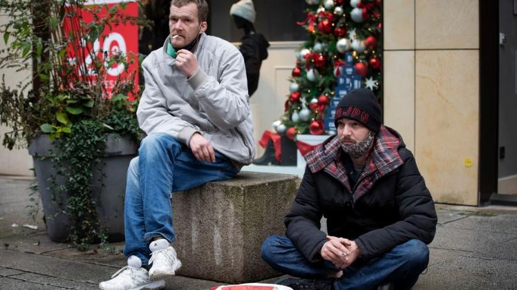 Laut Statistik gibt es in Osnabrück derzeit 410 Obdachlose – plus eine Dunkelziffer.  Ben (links) und Kai gehören zu den 65, die stets auf der Straße leben – sie spüren die Folgen der Coronakrise ganz deutlich.