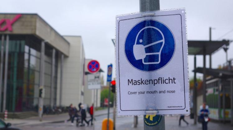 In der Delmenhorster Innenstadt und am Bahnhof gibt es zahlreiche Hinweise auf die Maskenpflicht.