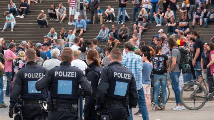 Die Bundesregierung hat keine Zahlen zu den Straftaten am Rande von Demonstrationen gegen die Anti-Corona-Maßnahmen der Politik. Das Archivbild zeigt eine solche Veranstaltung im Mai auf dem Domplatz in Erfurt.