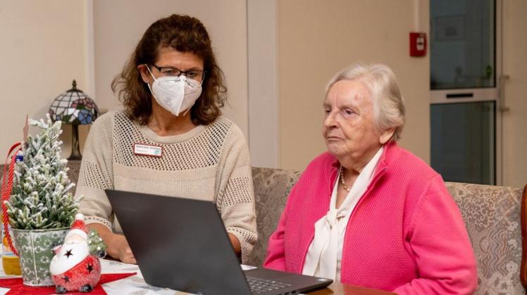 Wie funktioniert ein Video-Telefonat? Andrea Guhe-Strothmann, Pflegedienstleitung in der Blomberg Klinik GmbH, erklärt Seniorenheim-Bewohnerin Ruth Kühn den Gebrauch des Laptops dafür.
