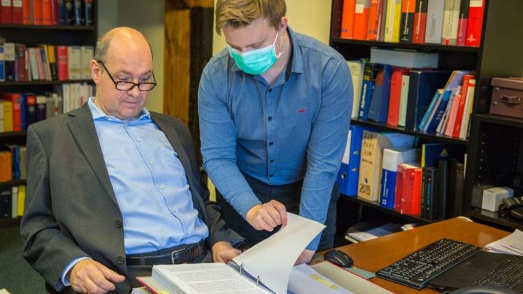 Arbeitet trotz Krankheit: Friedhelm Köster führt seine Kanzlei weiterhin. Der 56-Jährige ist an ALS erkrankt, kann mit seinem Arbeitsassistent seine aber Arbeit fortführen.