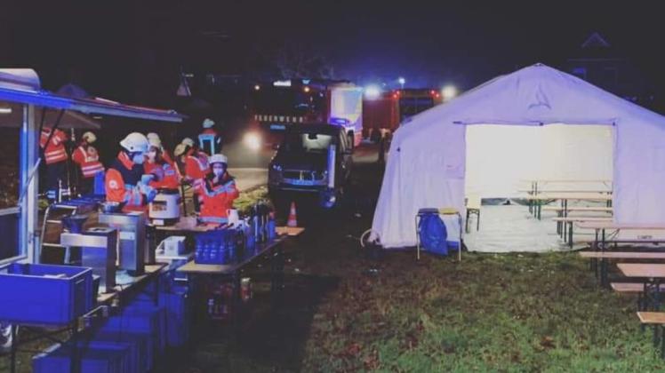 Nächtlicher Einsatz für Feuerwehren und DRK im Ortsteil Neu-Holzkamp. Neben der Verpflegung der Einsatzkräfte stellte ein Rettungswagen den Sanitätsdienst an der Einsatzstelle sicher.