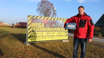 Feuerwerkshändler Ralf Freitag verkaufte in den vergangenen Jahren seine Waren in Autohäusern der Region.