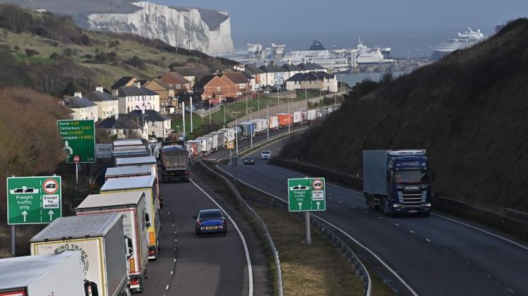 Lkw stauen sich bei Dover: Wenige Tage vor Ablauf der Übergangsfrist gibt es noch immer keine Einigung zwischen Großbritannien und der EU über ein Handelsabkommen nach dem Brexit. Die Logistikbranche bekommt es bereits zu spüren.