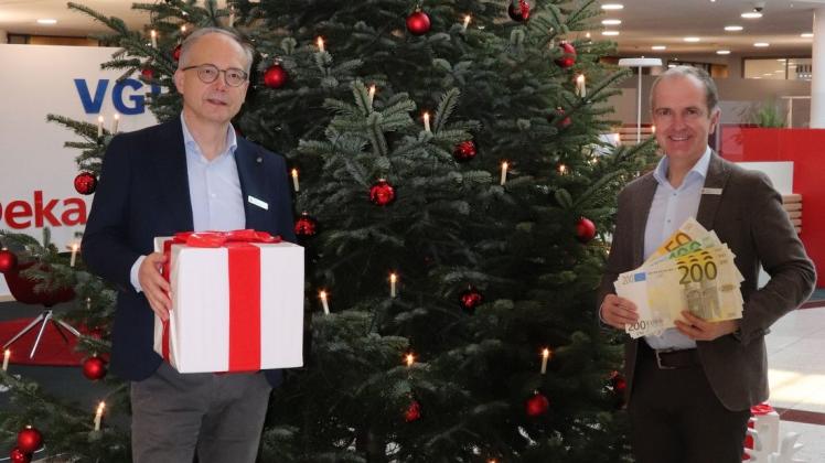 Die Sparkassenvorstände Josef Theißing (links) und Frank Finkmann mit der Weihnachtsspende: Sie kommt Senioren- und Pflegeheimen zugute.