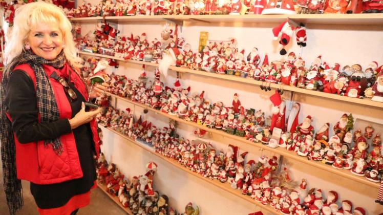 Hier ist der Weihnachtsmann wirklich zu Hause, in einer Garage in Loosen hat Ines Jasmand-Spindler über die Jahre Tausende versammelt.