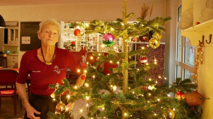 Die 74-jährige Bärbel Schütt hilft im Cafe Albrecht in Toitenwinkel tatkräftig mit, um die Weihnachtessen für die Obdachlosen vorzubereiten.
