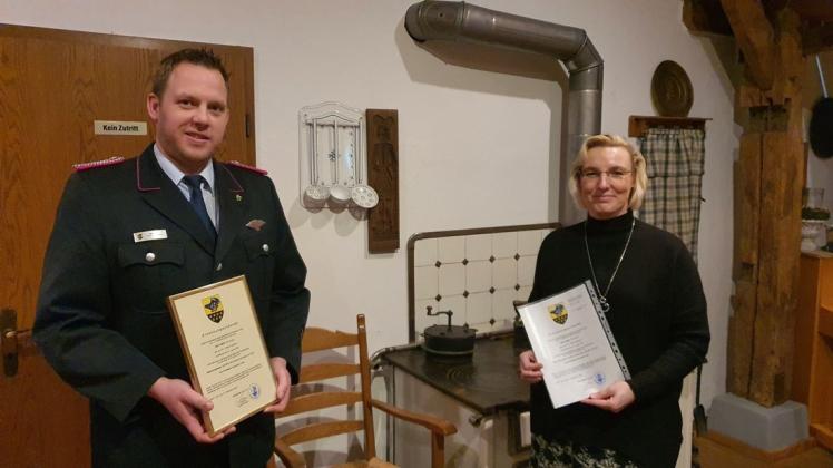 Der neue stellvertretende Gemeindebrandmeister Maik Drees erhielt seine Ernennungsurkunde von Bürgermeisterin Petra Lübbers.