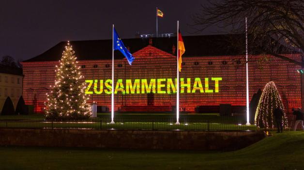 Bundespräsident Steinmeier lässt das Schloss Bellevue als künstlerischen Lichtblick erstrahlen. Mit der Lichtprojektion möchte er am Ende dieses besonderen ein Zeichen der Ermutigung und des Zusammenhalts setzen. 