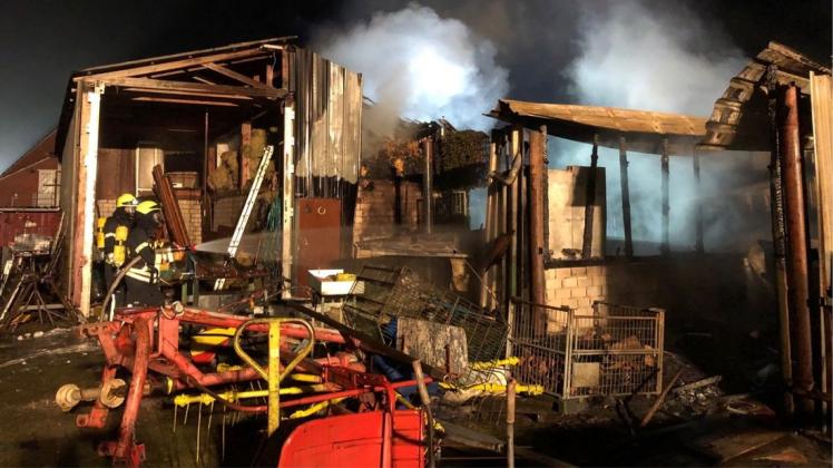 Die beiden Schuppen brannten fast vollständig aus, das angrenzende Wohngebäude konnte die Feuerwehr retten.
