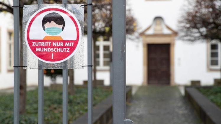"Zutritt nur mit Mundschutz!" steht am Eingang zum Gymnasium. Der deutsche Lehrerverband glaubt nicht an einen Präsenzunterricht im Januar.
