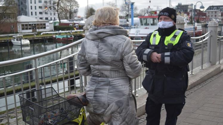 Eine Spaziergängerin hatte am Alten Strom keine Maske auf. Kontaktbeamter Karsten Meyer von der Rostocker Polizei wies sie darauf hin, sie setzte sofort ihren Mund-Nasen-Schutz auf. Sie habe nicht daran gedacht, sagte sie dem Beamten.