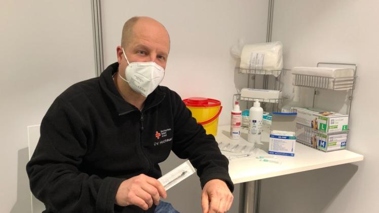 Der GMHütter DRK-Impfzentrumkoordinator Jens Kasselmann in einer der bereits komplett eingerichteten Impfkabinen.