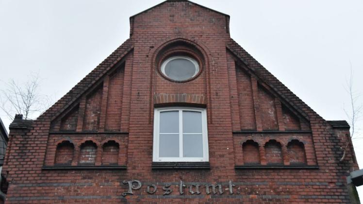 Als Kaiserliches Postamt erbaut, war die Delmenhorster Post bis 1981 in dem großen Backsteingebäude an der Louisenstraße 35 ansässig. Auch diese Immobilie hat Kristensen Invest jetzt übernommen, um sie zu sanieren. Als Kaiserliches Postamt erbaut, war die Delmenhorster Post bis 1981 in dem großen Backsteingebäude an der Louisenstraße 35 ansässig. Auch diese Immobilie hat Kristensen Invest jetzt übernommen, um sie zu sanieren.