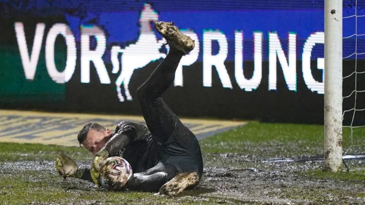 Erik Domsachke machte sich im tiefen Matsch warm. Erik Domsachke machte sich im tiefen Matsch warm.