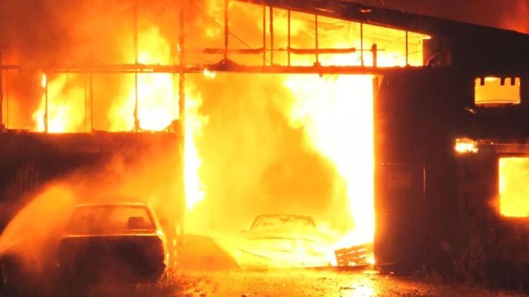 Flammeninferno: Bei dem Brand an der Oldenburger Landstraße wurden Teile einer Halle sowie zahlreiche Autos vernichtet.