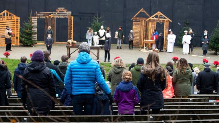 Draußen auf der Waldbühne in Kloster Oesede feierten die evangelisch-lutherischen Kirchengemeinden in Georgsmarienhütte Weihnachtsgottesdienste mit Krippenspiel und Posaunenchor. Draußen auf der Waldbühne in Kloster Oesede feierten die evangelisch-lutherischen Kirchengemeinden in Georgsmarienhütte Weihnachtsgottesdienste mit Krippenspiel und Posaunenchor.