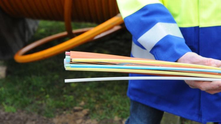 Nicht nur Glasfaserkabel können durch das Leitungsbündel gezogen werden, das die Westnetz in der Wilhlem-Schwöppe-Straße verlegte. Nicht nur Glasfaserkabel können durch das Leitungsbündel gezogen werden, das die Westnetz in der Wilhlem-Schwöppe-Straße verlegte.