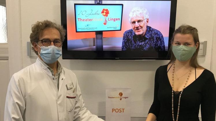 Froh über den runden Geburtstag der Theaterklinik: Dr. Henry Bosse, Prof. Dr. Bernd Ruping (auf dem Bildschirm) und Projektkoordinatorin Frederike Steinbrückner. Froh über den runden Geburtstag der Theaterklinik: Dr. Henry Bosse, Prof. Dr. Bernd Ruping (auf dem Bildschirm) und Projektkoordinatorin Frederike Steinbrückner.