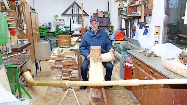 Diese Werkstatt ist die Welt des 80-jährigen Josef Jatzkowski aus Zernin. Hier entstehen tausend tolle Dinge aus Holz. Zur Zeit sind es Alphörner.