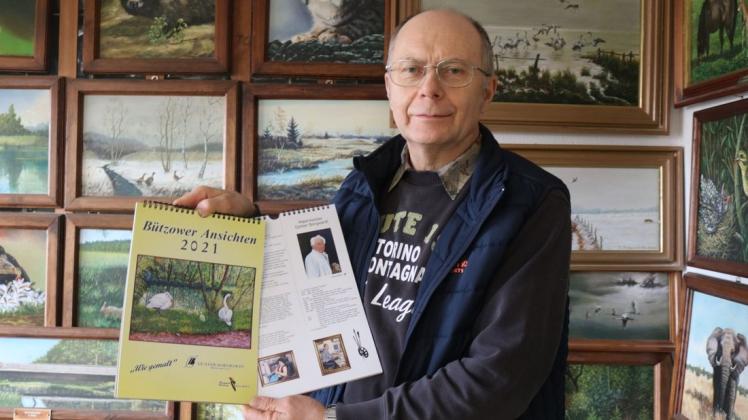Setzt eine Tradition fort: Ronald Borgwardt präsentiert den neuen Kalender mit Bildern seines verstorbenen Vaters.